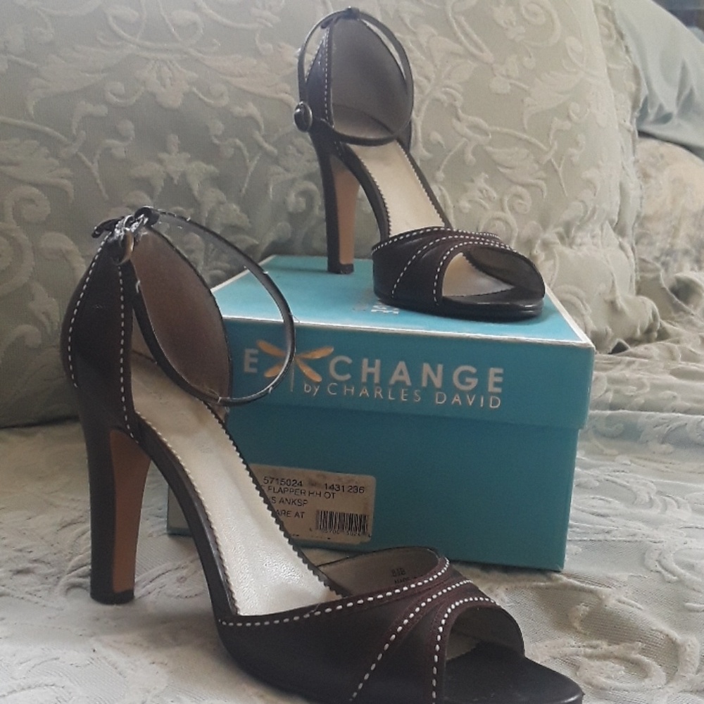 Charles David Exc Flapper brown size 8.5